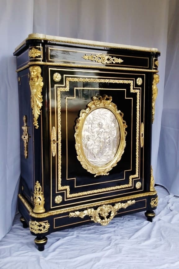 Les meubles d’appui à médaillon en bronze