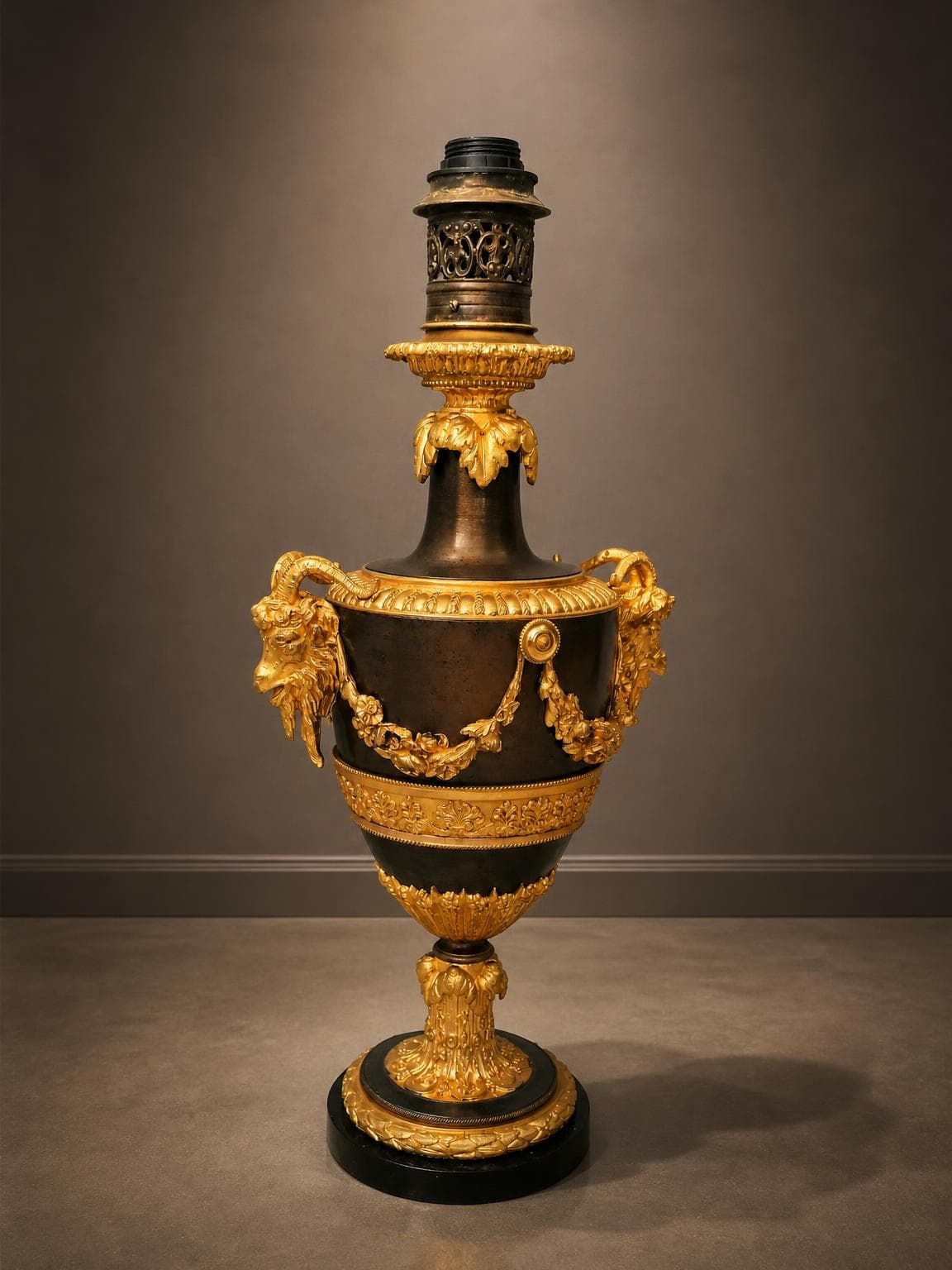 Lampe aux 2 bronzes style Louis XVI Napoleon III