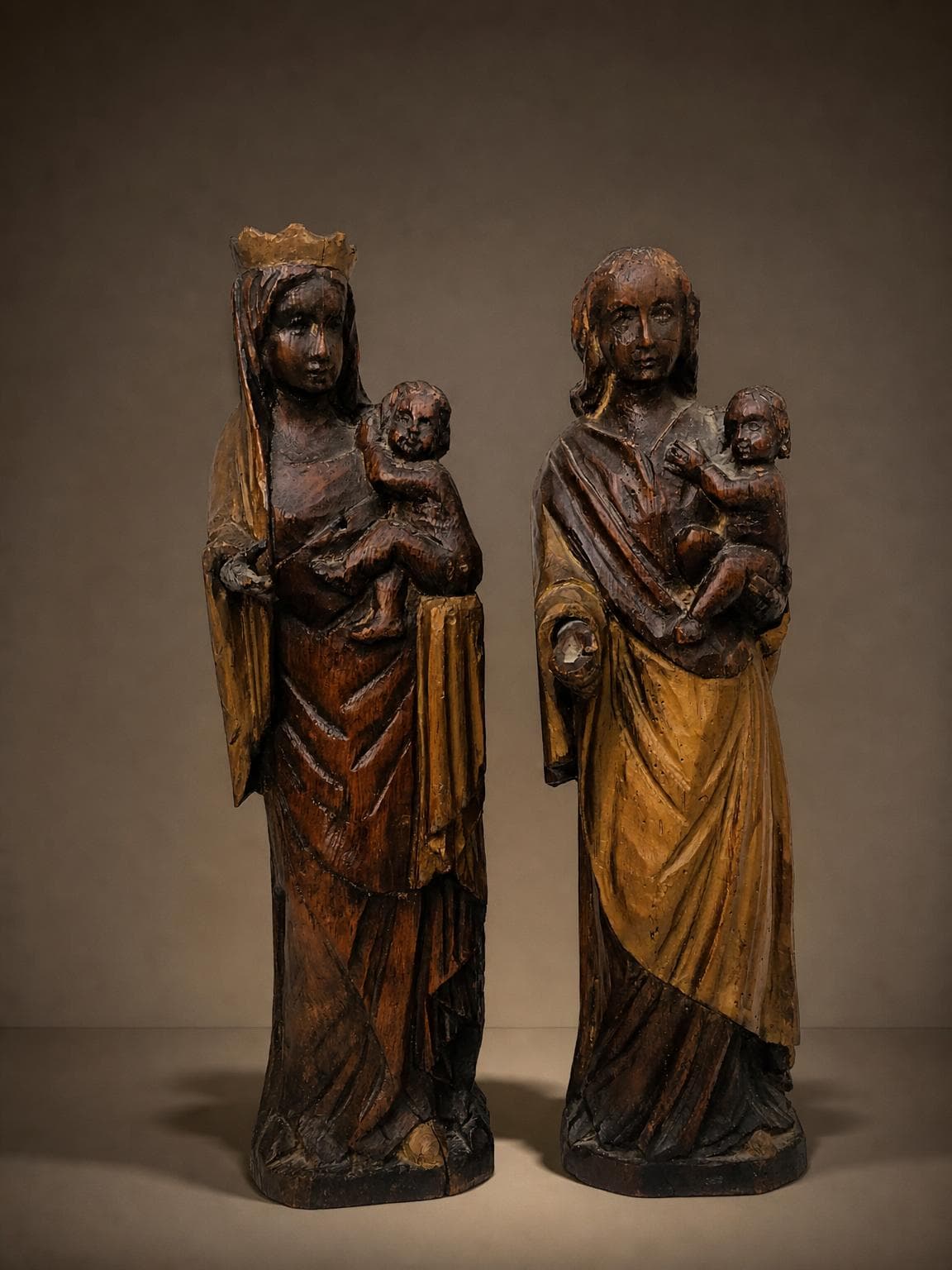 Paire de vierges à l’enfant en bois sculpté XVIII ème