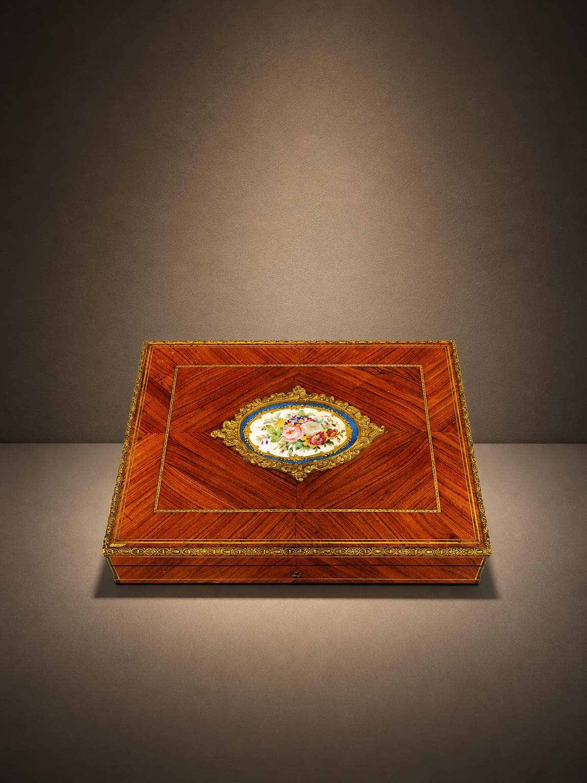 coffret a jeux avec médaillon en Sèvres